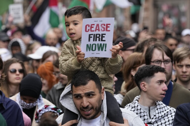 Manifestantes pro palestinos se reúnen para protestar por la participación del concursante israelí Eden Golan antes de la final del Festival de Eurovisión en Malmö, Suecia, el sábado 11 de mayo de 2024. El concursante israelí Eden Golan se ha convertido en el foco de las protestas de los manifestantes palestinos que exigen la expulsión de Israel del Concurso de Eurovisión sobre la guerra con Hamás, que mató... Las vidas de aproximadamente 35 mil personas en Gaza.  (Foto AP/Martin Meissner)