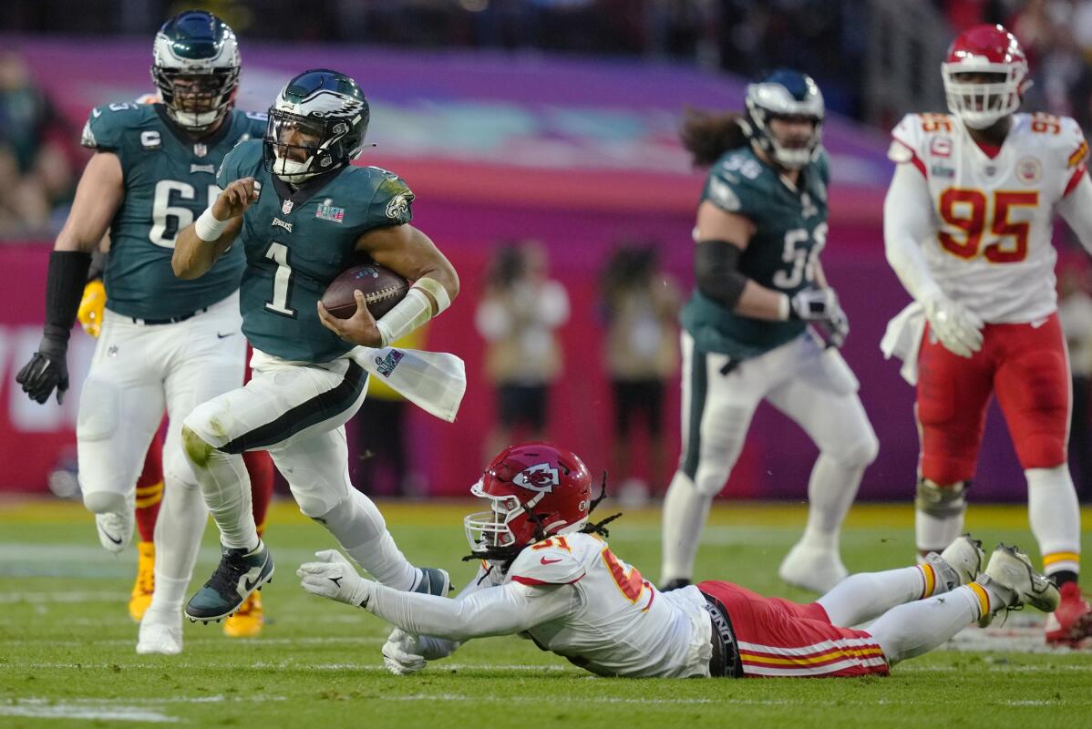 Eagles take Super Bowl lead behind 4th down conversions AP News