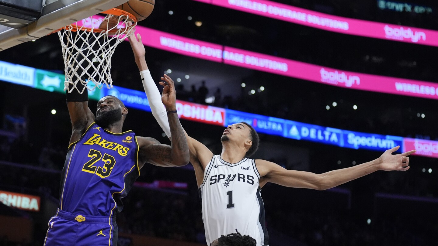 LeBron marque 30 points, Davis gère l’effort 5×5 de Wembanyama lors de la victoire 123-118 des Lakers contre les Spurs