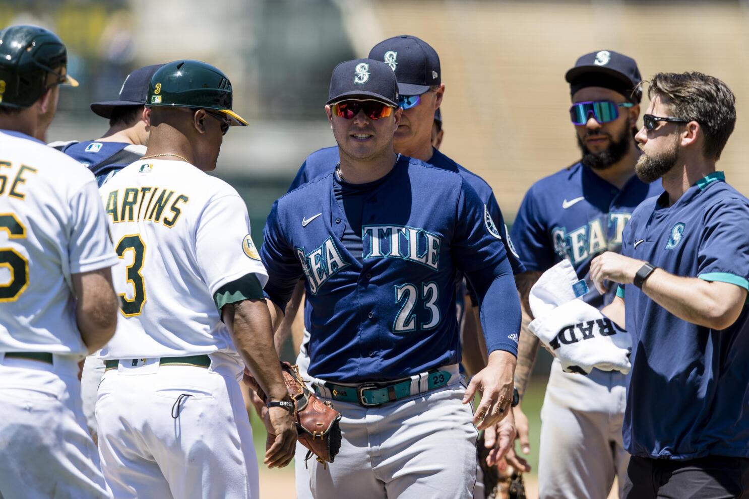 Mariners' Ty France leaves game after collision at first