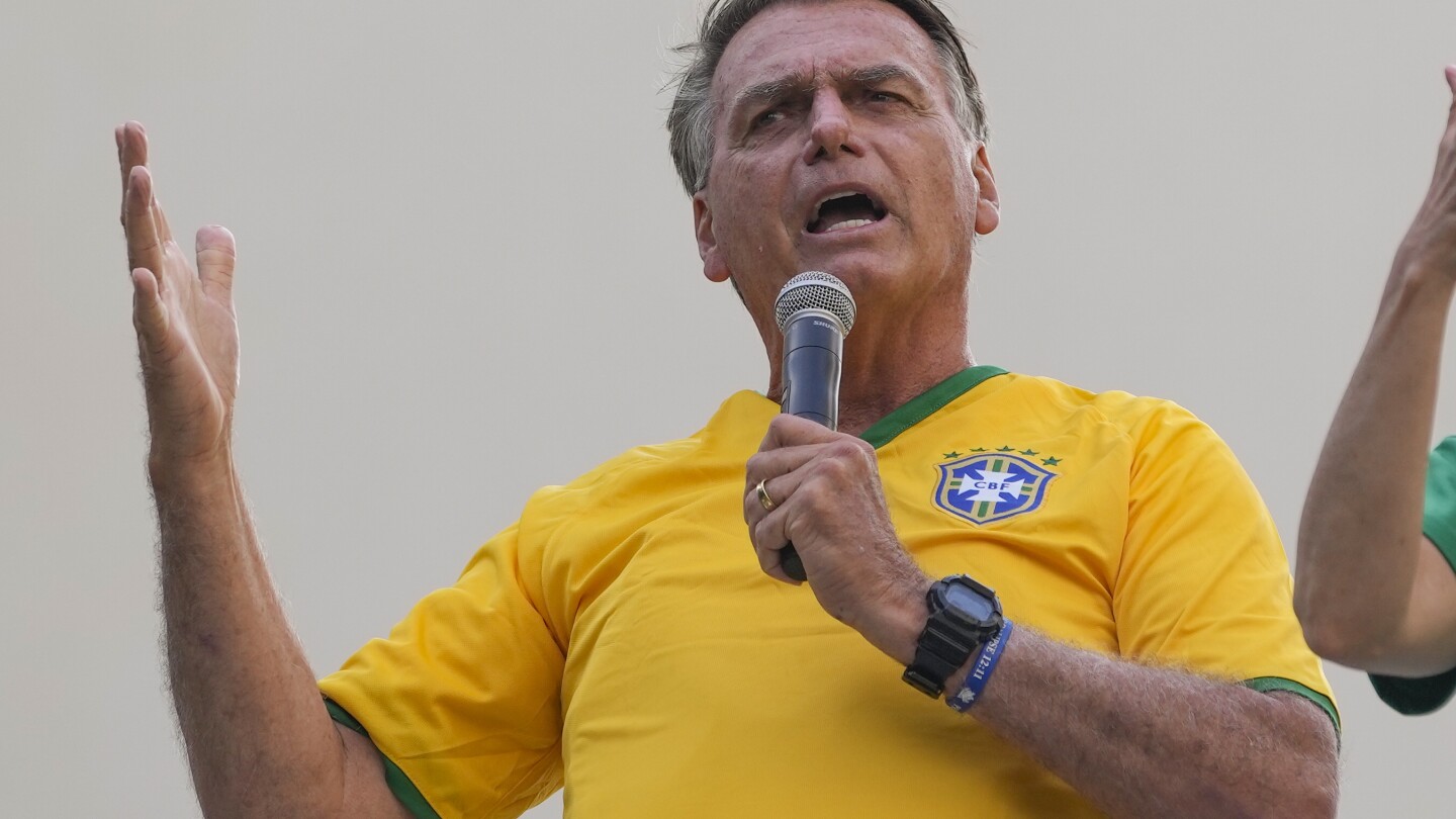 РИО ДЕ ЖАНЕЙРО AP — Бившият бразилски президент Жаир Болсонаро