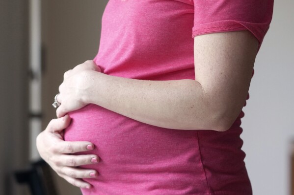 FÁJLÁS – Egy terhes nő pózol egy portréhoz Dallasban, 2023. május 18-án, csütörtökön. 2023. augusztus 4-én, pénteken az Egyesült Államok egészségügyi tisztviselői jóváhagyták az első fogamzásgátló tablettát, a Zurzuvae-t, amelyet kifejezetten a súlyos szülés utáni depresszió kezelésére szántak. Ez az állapot évente több ezer újszülött anyát érint az Egyesült Államokban.  (AP Photo/LM Otero, fájl)