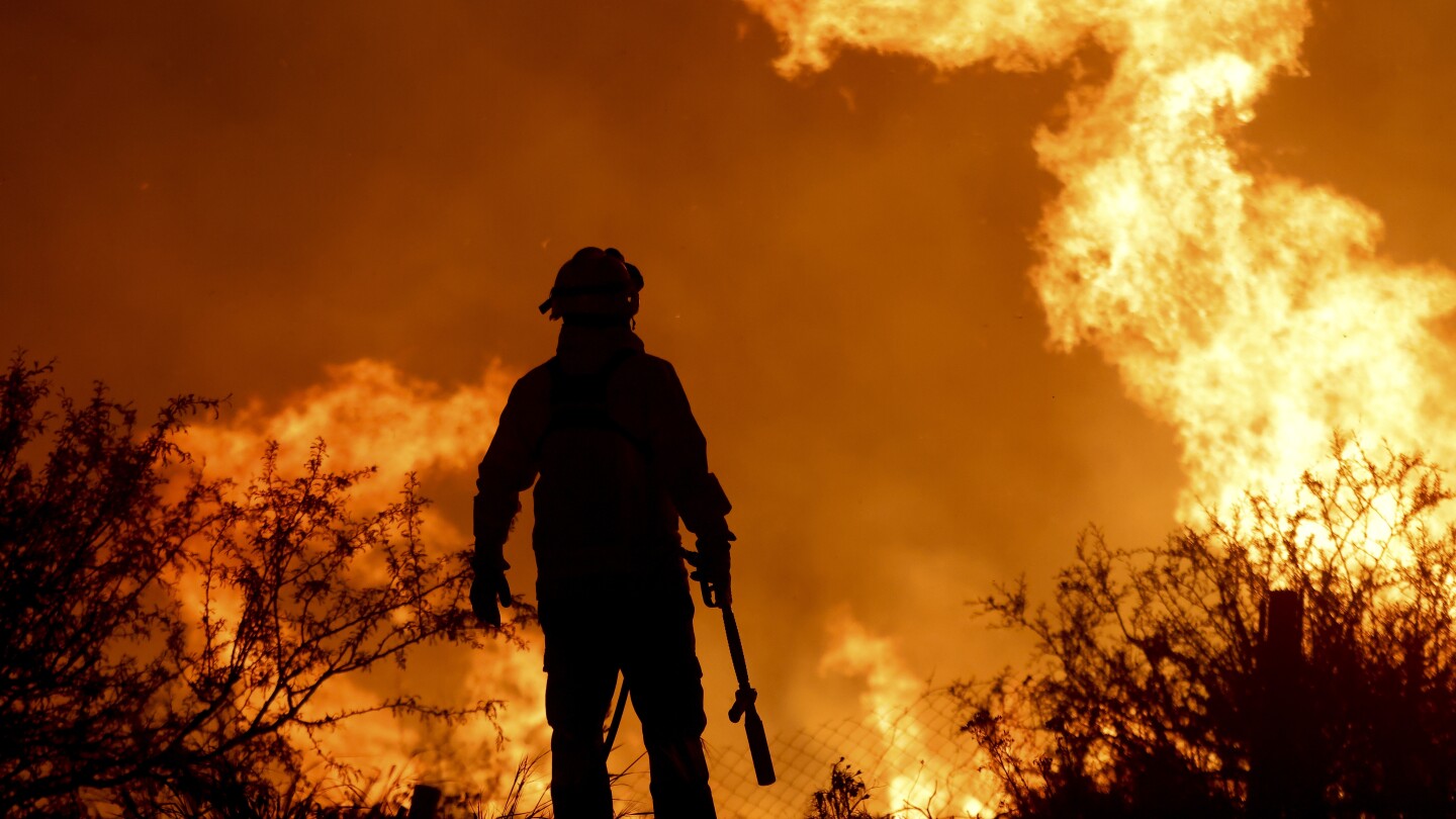 Se están llevando a cabo evacuaciones en la provincia argentina de Córdoba mientras los incendios forestales se intensifican en medio de una ola de calor.