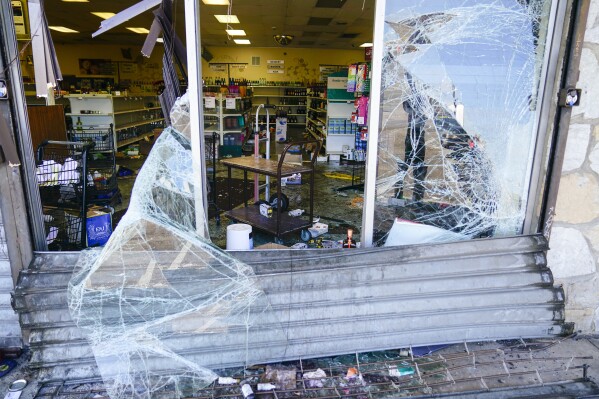 Vista de una tienda de bebidas alcohólicas saqueada en Filadelfia, miércoles 27 de setiembre de 2023. La policía dice que grupos de adolescentes invadieron tiendas en Filadelfia en lo que pareció un esfuerzo concertado, llenaron bolsas con mercadería y huyeron. (AP Foto/Matt Rourke)
