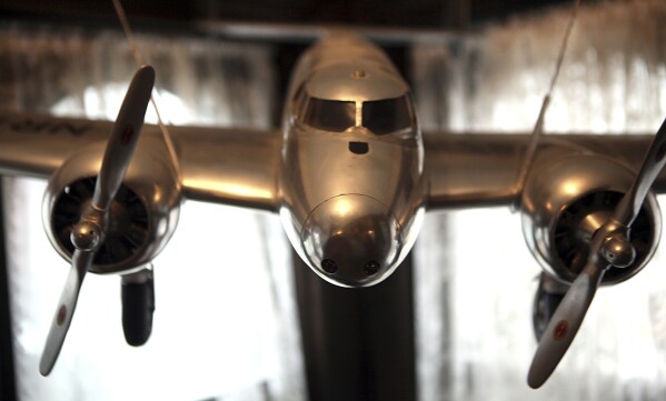 Un modèle du Lockheed Model 10 Electra qu'Amelia Earhart pilotait lors d'une tentative de faire un vol autour du monde en 1937 est présenté à Atchison, Kan., le mercredi 21 mars 2012. (Eric Keith/The St. Joseph News- Appuyez via AP)