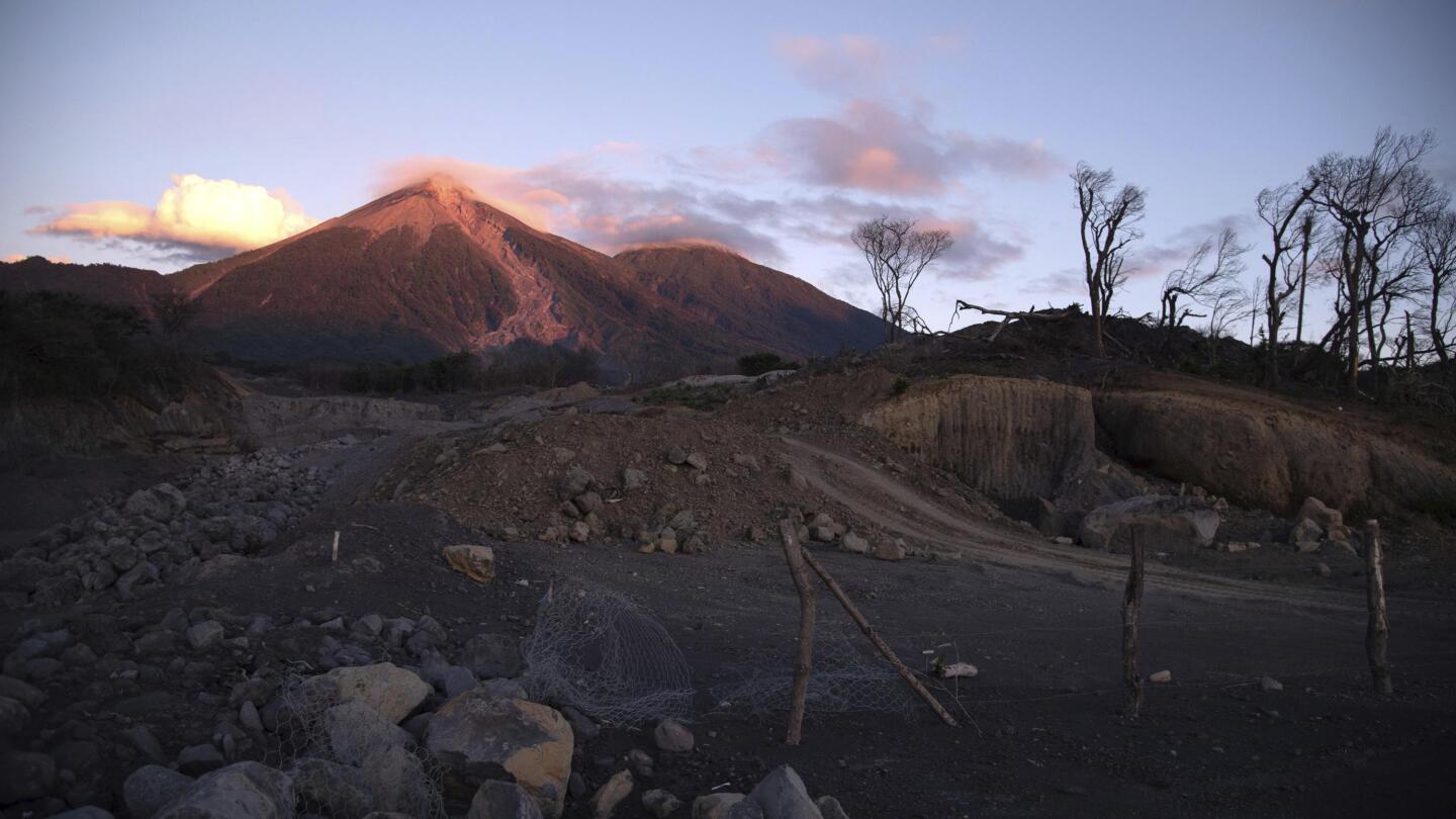 250 evacuados por erupción de volcán en Guatemala