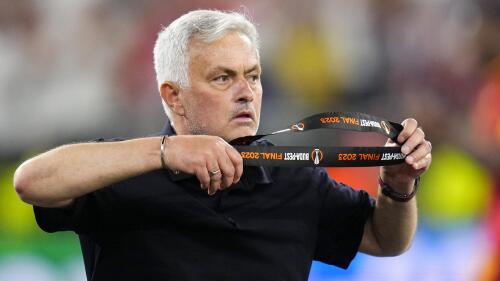 El técnico de la Roma José Mourinho se saca la medalla al segundo puesto al término de la final de la Liga Europa contra el Sevilla, el miércoles 31 de mayo de 2023, en Budapest. (AP Foto/Petr David Josek)