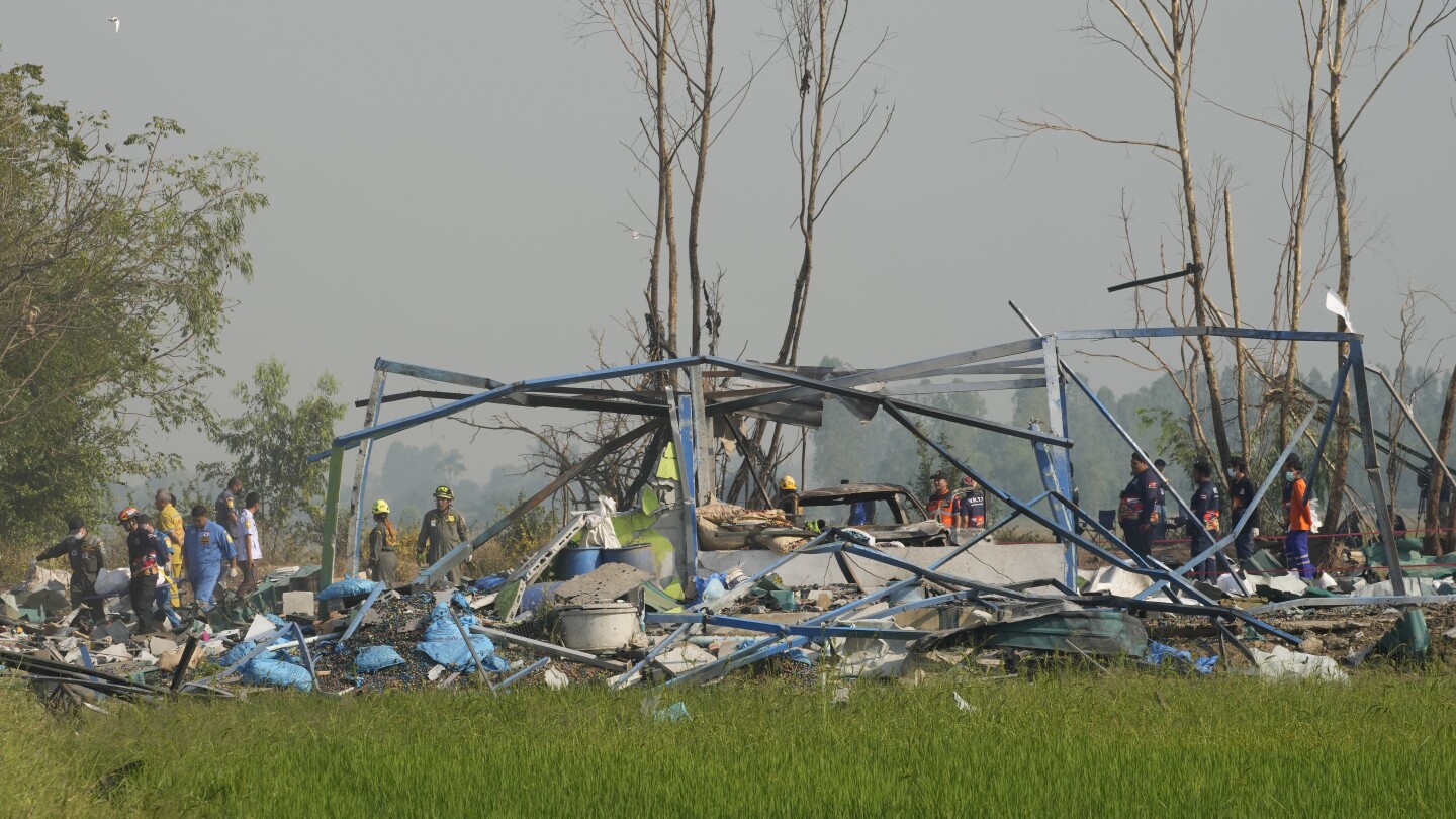 МУАНГ СУФАН БУРИ Тайланд AP — Спасителни работници изпълниха мрачната