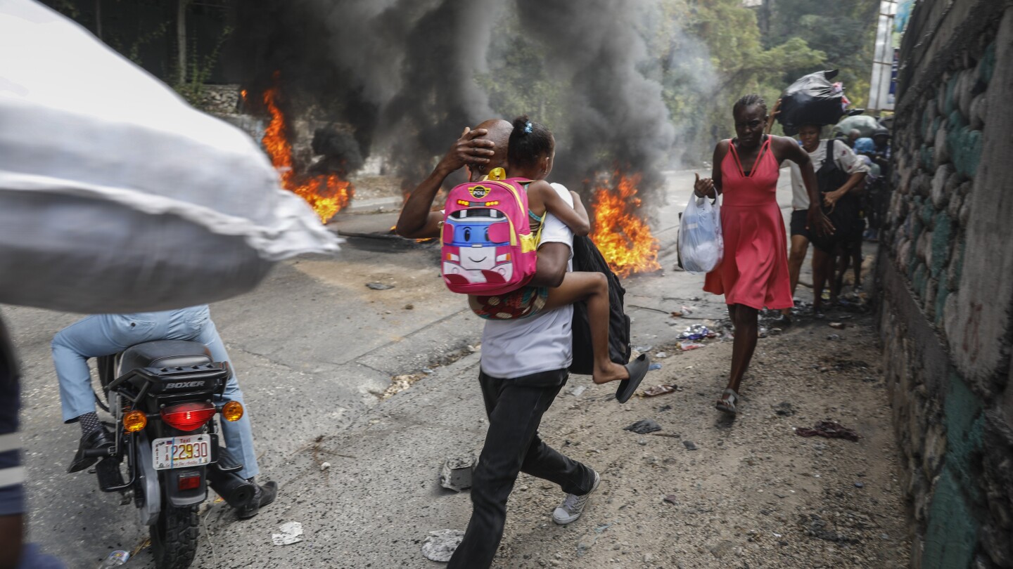 ПОРТ-О-ПРЕНС, Хаити (АП) — Бивш бунтовнически лидер се появи изненадващо