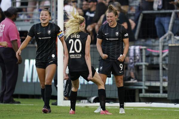 during the second half of an NWSL soccer match in Los Angeles, Sunday, Aug. 14, 2022. (AP Photo/Ashley Landis)