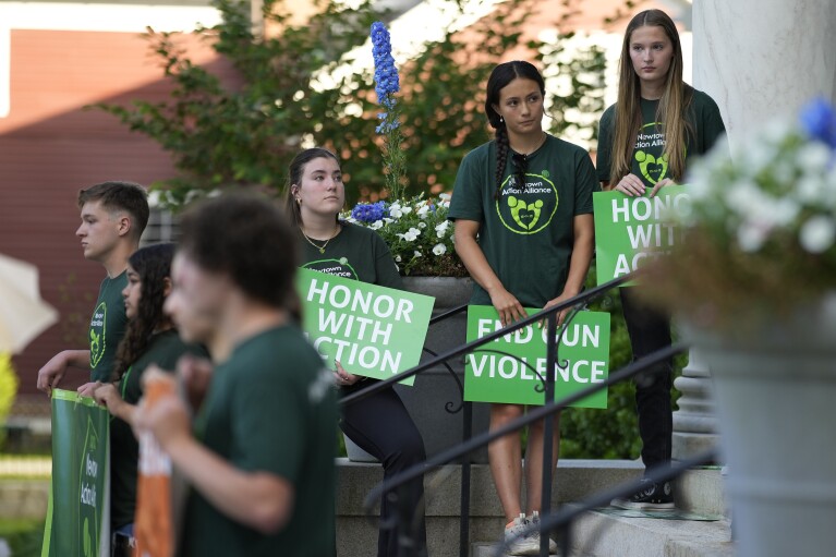 Les survivants de la fusillade de l'école primaire de Sandy Hook en 2012 tiennent des pancartes lors d'un rassemblement contre la violence armée le vendredi 7 juin 2024 à Newtown, Connecticut.  (Photo AP/Bryan Woolston)