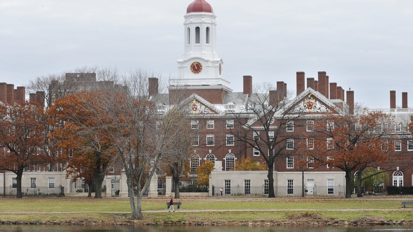КЕЙМБРИДЖ, Масачузетс (AP) — Харвардският университет обяви в четвъртък, че
