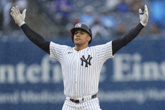 El dominicano Juan Soto de los Yankees de Nueva York reacciona luego de conectar un doble productivo de tres carreras durante el séptimo episodio del juego de béisbol ante los Tigres de Detroit en el Yankee Stadium, el domingo 5 de mayo de 2024, en Nueva York. (Ǻ Foto/Seth Wenig)