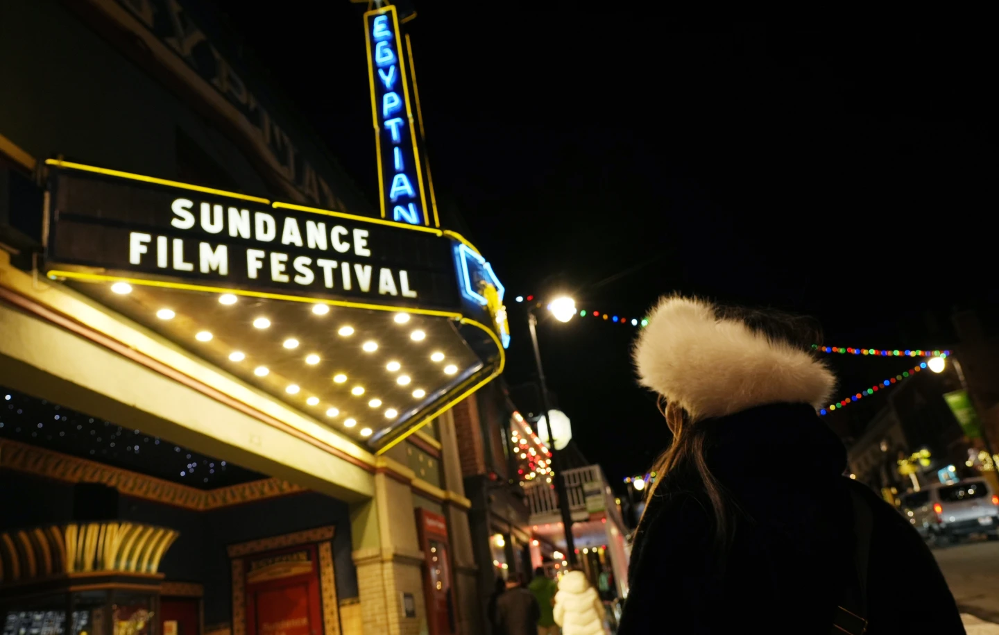 Marquesina del Egyptian Theatre antes del inicio del Festival de Cine de Sundance 2025.