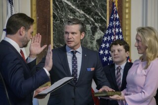 Hegseth presta juramento rápidamente como secretario de Defensa tras  votación dramática en el Senado | AP News