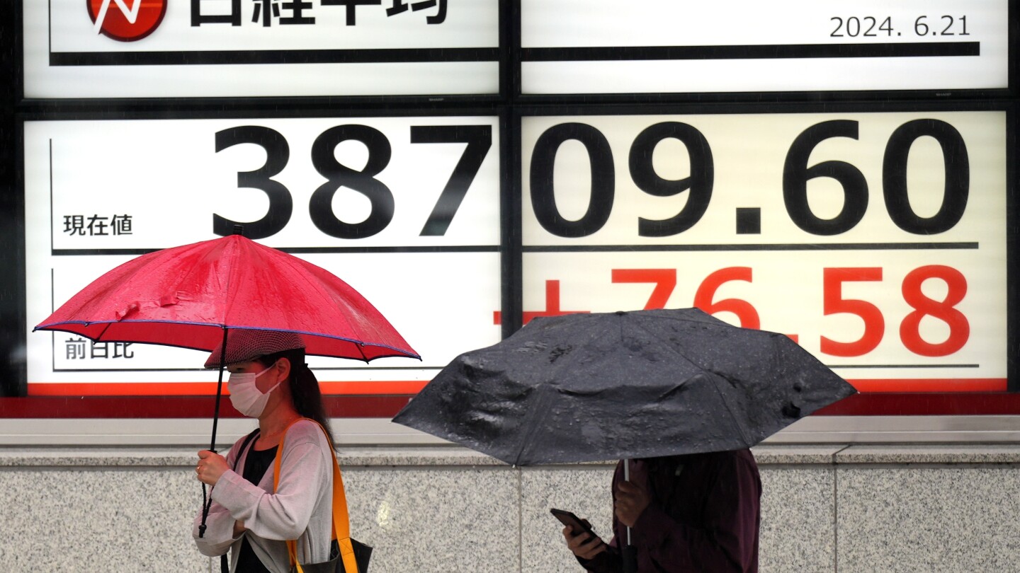 ТОКИО (AP) — Азиатските акции бяха предимно надолу в петък