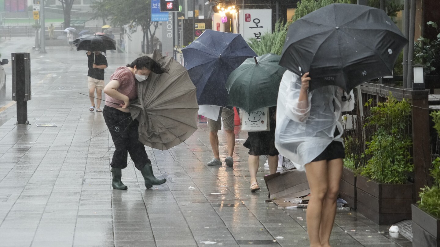 Tropikalna burza Khanun leje ulewne deszcze do Korei Południowej i przesuwa się w kierunku jej centrów miejskich