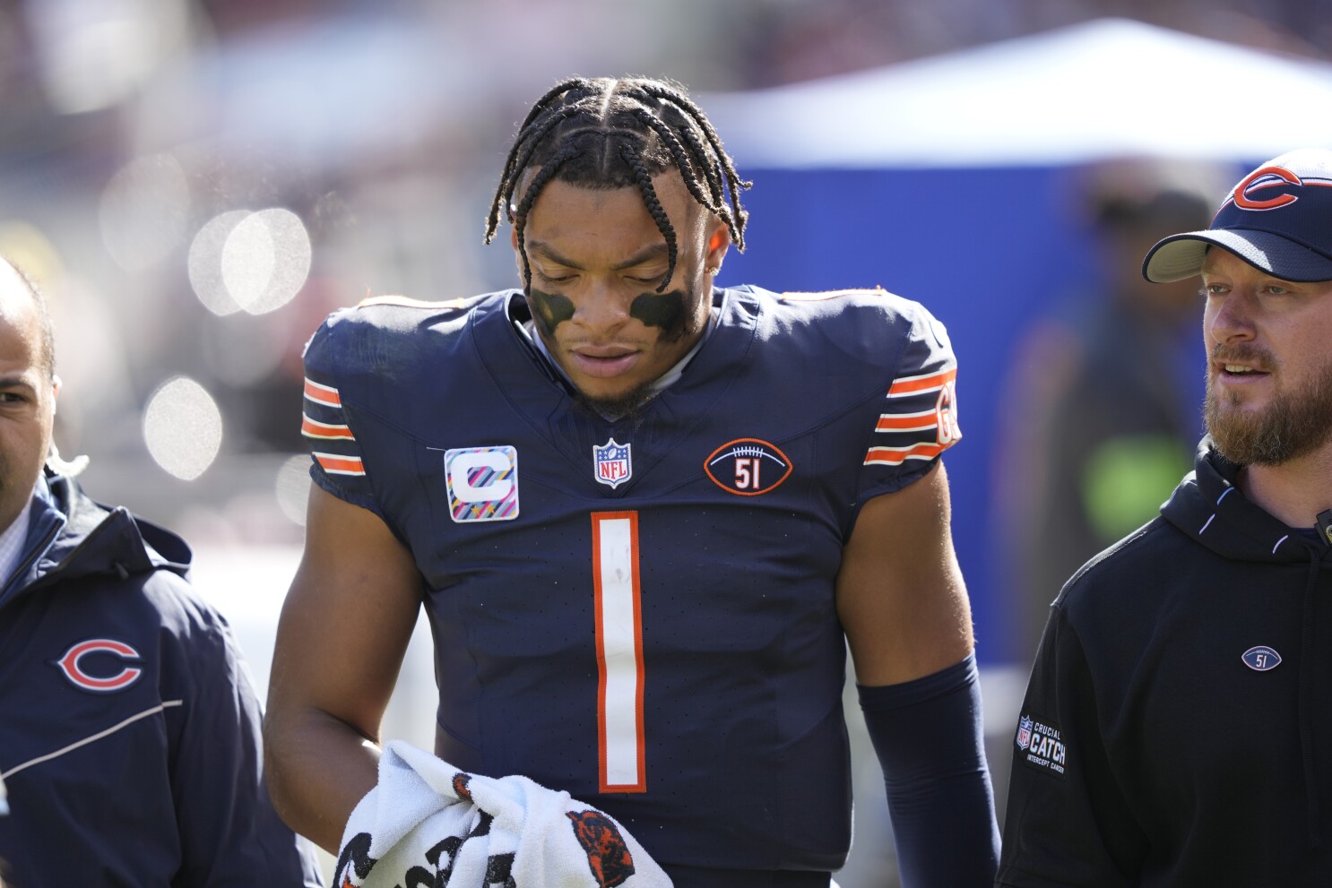 Chicago Bears QB Justin Fields leaves loss to Vikings with right hand  injury | AP News