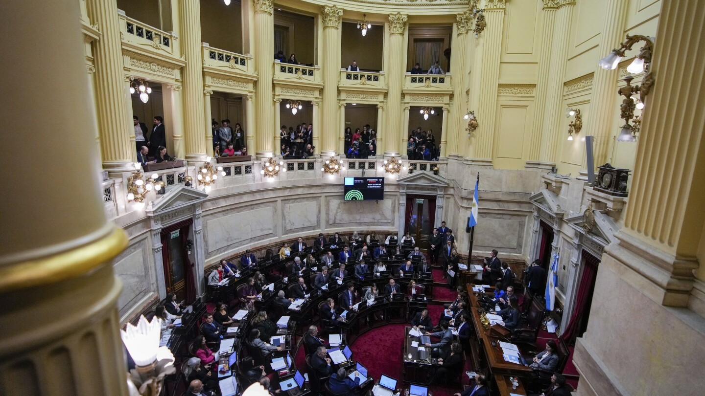 Неспокойни пазари се покачват, след като аржентинският Милей постигна първия си законодателен „триумф“ за широки реформи