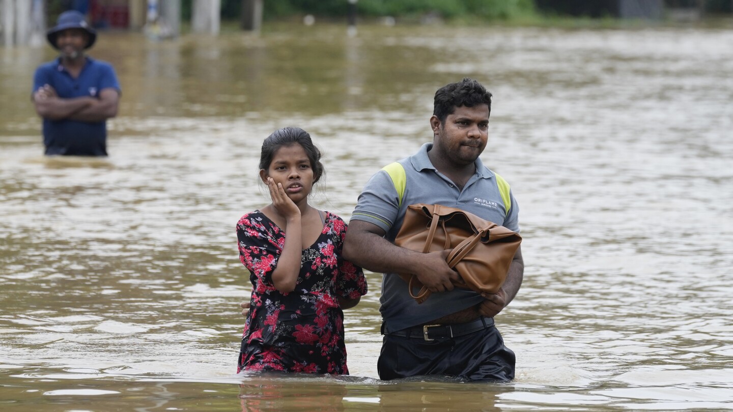Шри Ланка затваря училища, тъй като наводнения и кални свлачища оставят 10 жертви и 6 други са изчезнали