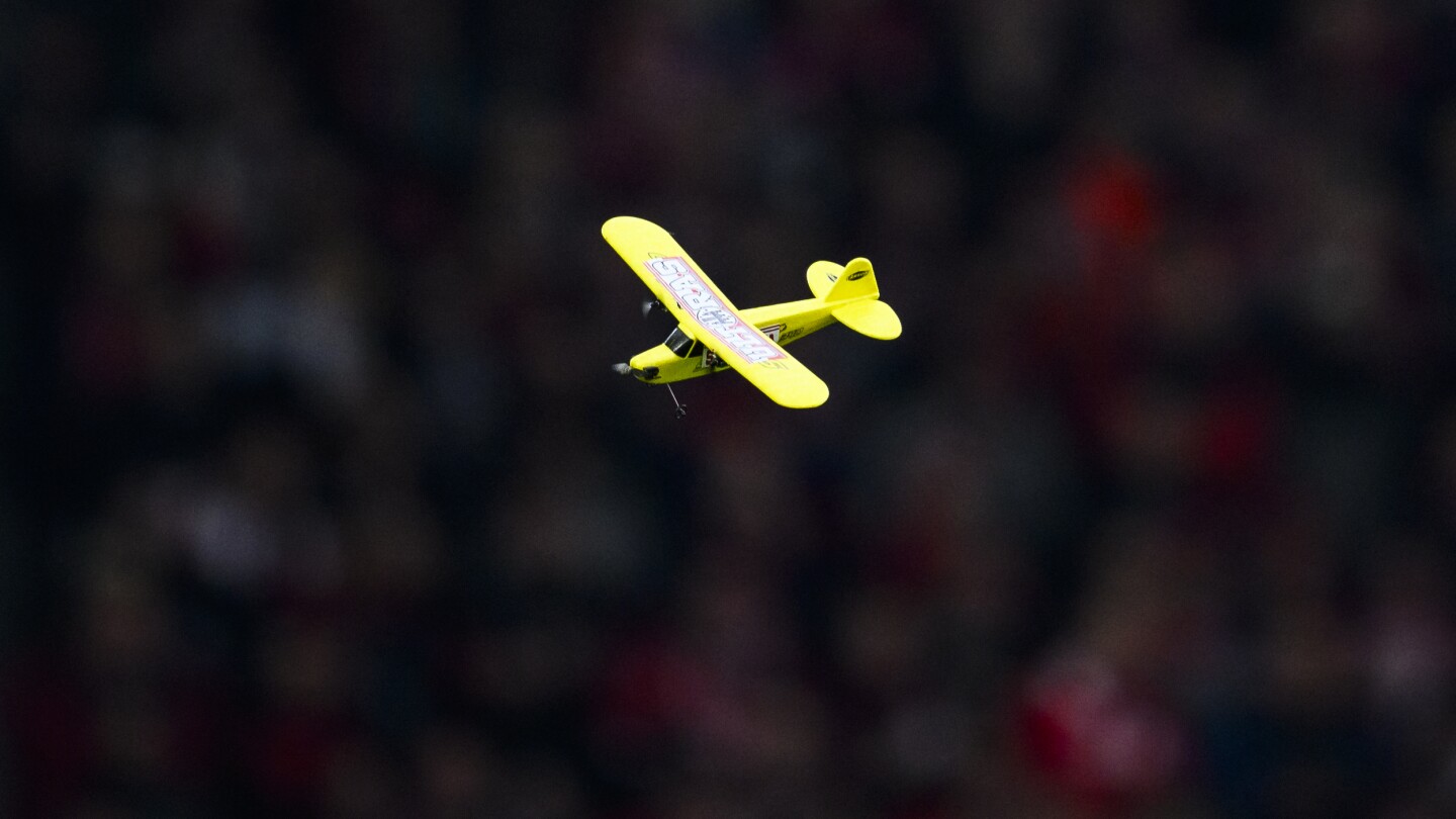 Modellflugzeuge fliegen bei Bundesliga-Protesten hoch hinaus.  Das Spiel der Bayern wurde unterbrochen