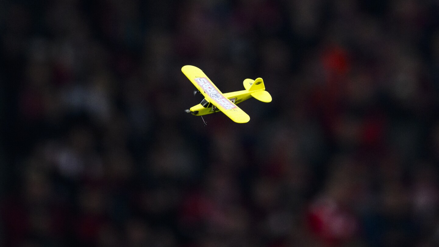 Les modèles réduits d’avion font monter les protestations en Bundesliga.  Le Bayern s’effondre sur une 3e défaite consécutive