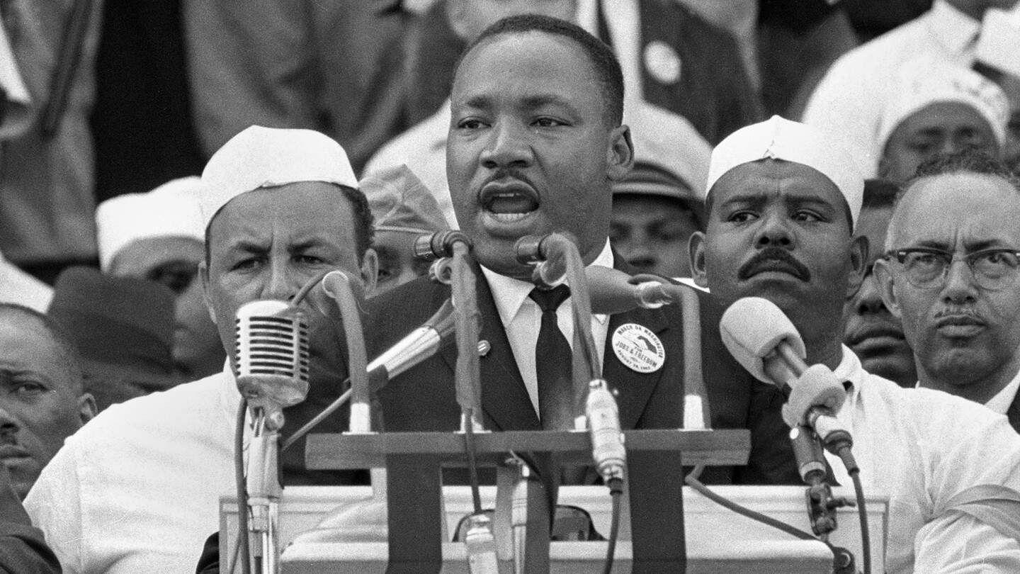 Кацане на Луната, Бийтълс, реч на MLK са сред 75-те най-големи моменти на телевизията, пуснати преди 75-ата Еми
