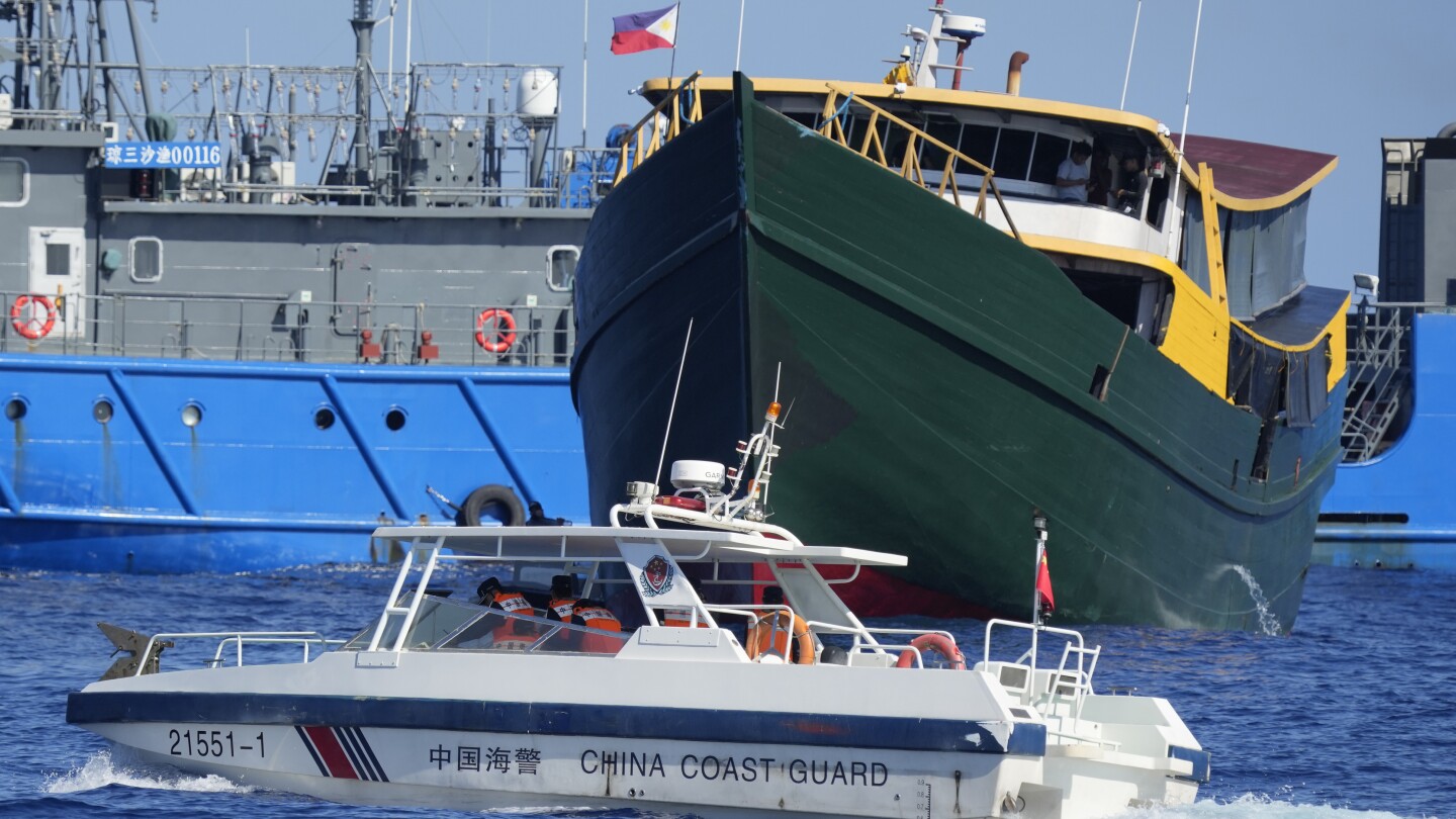 Филипините няма да позволят на Китай да премахне своя военен пост в спорна плитчина, казва нейният флот