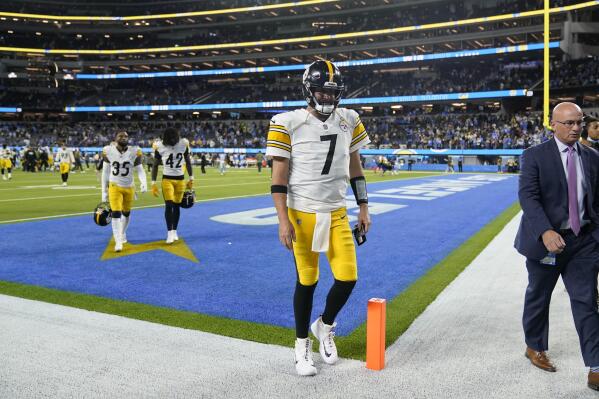 Pittsburgh Steelers quarterback Ben Roethlisberger leaves the field after an NFL football game against the Los Angeles Chargers Sunday, Nov. 21, 2021, in Inglewood, Calif. (AP Photo/Marcio Jose Sanchez)