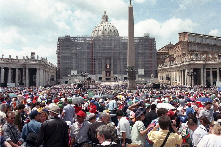Ходочасници се окупљају на Тргу Светог Петра у Ватикану, у суботу, 30. маја 1998. године, на Дан Педесетнице.  Ватикан прелази велику прекретницу у четвртак, 9. маја 2024., уочи свог јубилеја 2025. године издавањем званичног декрета којим се дефинише Света година: догађај који се дешава једном у четврт века за који се очекује да донесе око 32 милиона ходочасника у Рим и Римљанима је већ донео месеце главобоље.  (АП Пхото/Андрев Медицини)
