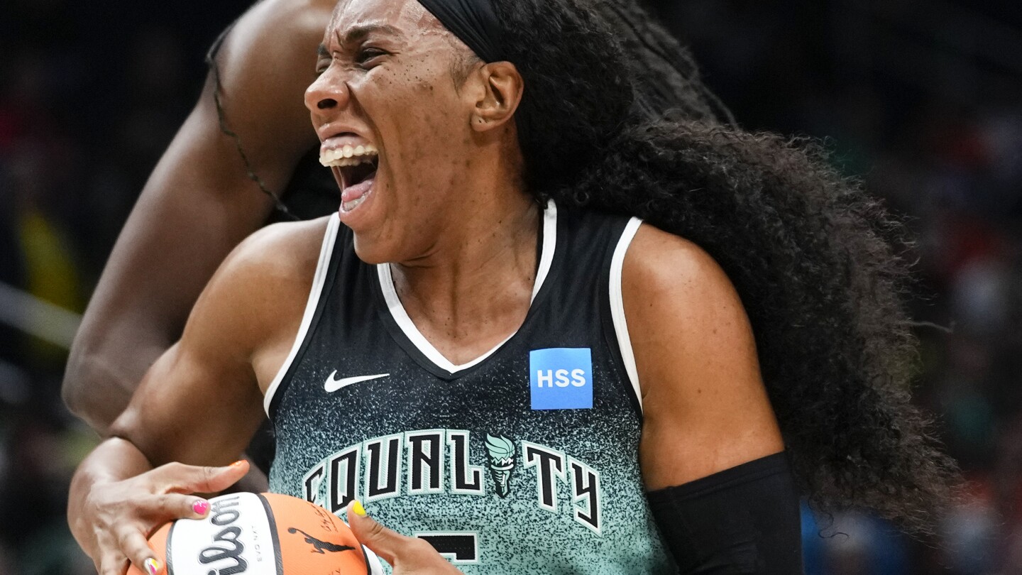 НЮ ЙОРК AP — Двама играчи от WNBA бяха сред