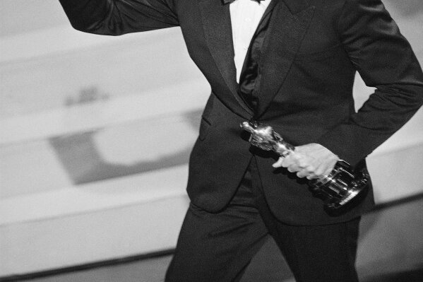 
              FILE - In this March 29, 1982, file photo, Warren Beatty waves to the audience as he leaves the stage after accepting the Oscar for directing, for the movie "Reds," at the Academy Awards in Los Angeles. Years before Jared Goff or any of today’s Los  Angeles Rams were born, Beatty had been carried off on his teammates' shoulders to celebrate a Rams title that only Hollywood could dream up. He played quarterback Joe Pendleton in the 1978 Academy Award nominated movie "Heaven Can Wait." At the end, he leads LA to an otherworldly Super Bowl victory over the Steelers. (AP Photo, File)
            