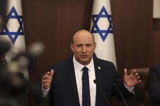 ARCHIVO - El primer ministro israelí Naftali Bennett habla durante una reunión del gabinete en Jerusalén el domingo 1 de mayo de 2022. (Menahem Kahana/Pool Photo via AP, Archivo)