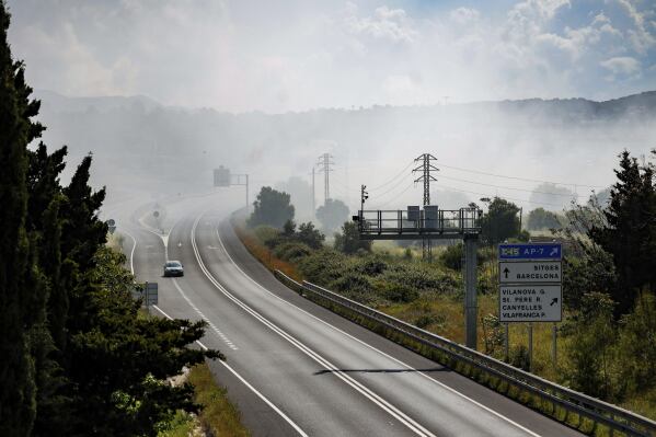 A toxic cloud caused by a fire in a chemical products company is photographed in Vilanova i la Geltrú, near Barcelona on Saturday, May 10, 2025. (Kike Ricon/Europa Press via AP) **SPAIN OUT**