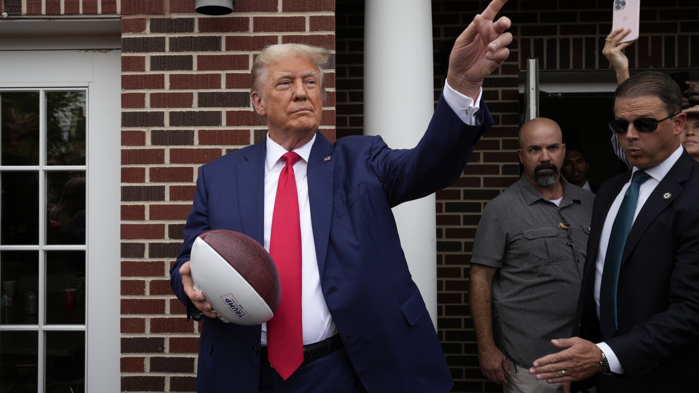 Trump stops at a fraternity house on his way to Iowa-Iowa State football game, outdrawing his rivals-ZoomTech News