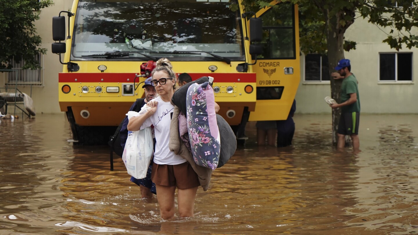 Наводнения в Южна Бразилия убиха най-малко 60 души, като 101 души са изчезнали
