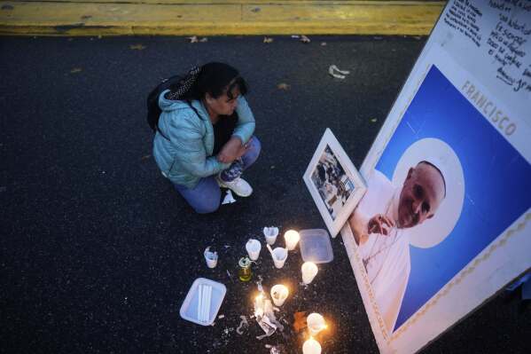 Griselda Moreira pays tribute to the late Pope Francis outside the Cathedral in Buenos Aires, Argentina, Saturday, April 26, 2025, as his funeral takes place in Rome. (AP Photo/Natacha Pisarenko)