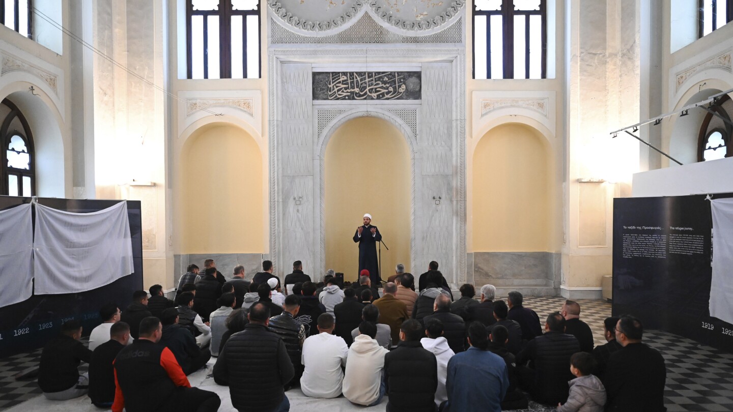 Байрамските молитви се провеждат в историческа бивша джамия в Северна Гърция за първи път от 100 години