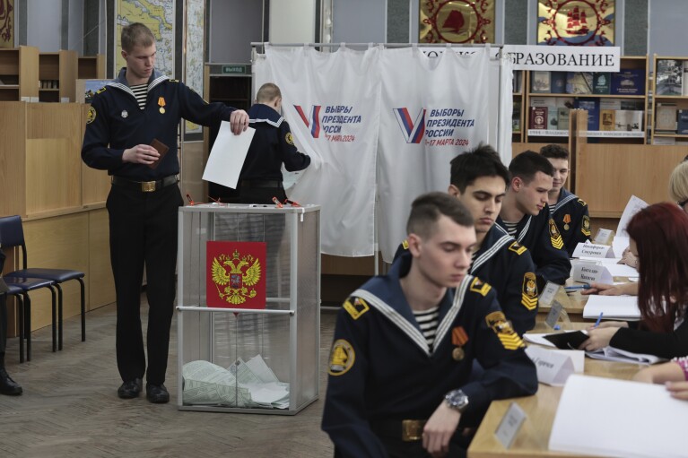 Estudantes da Universidade Estadual Naval Almirante Gennady Nevelskoy participam da votação em um posto de votação durante a eleição presidencial na cidade portuária de Vladivostok, no Pacífico, a 6.418 quilômetros de distância.  (3.566 milhas) a leste de Moscou, Rússia, sexta-feira, 15 de março de 2024. Eleitores na Rússia vão às urnas para uma eleição presidencial que certamente estenderá o governo do presidente Vladimir Putin depois que ele reprimiu a dissidência.  (foto AP)