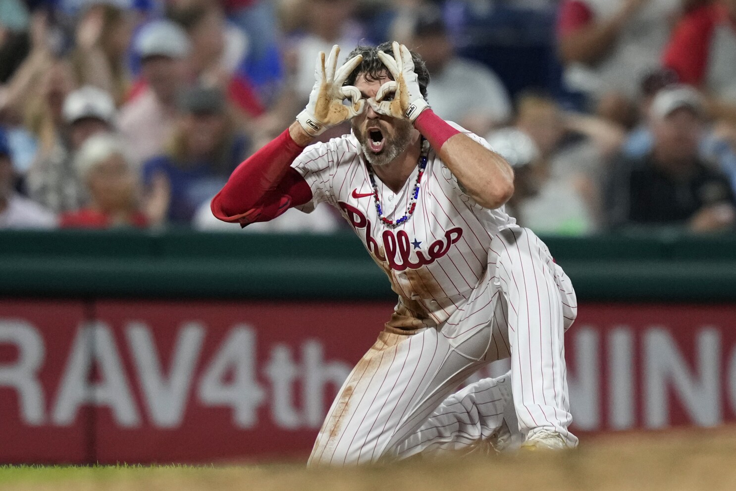 Phillies are on a 11-game road roll, and Rays are latest to fall, 8-4