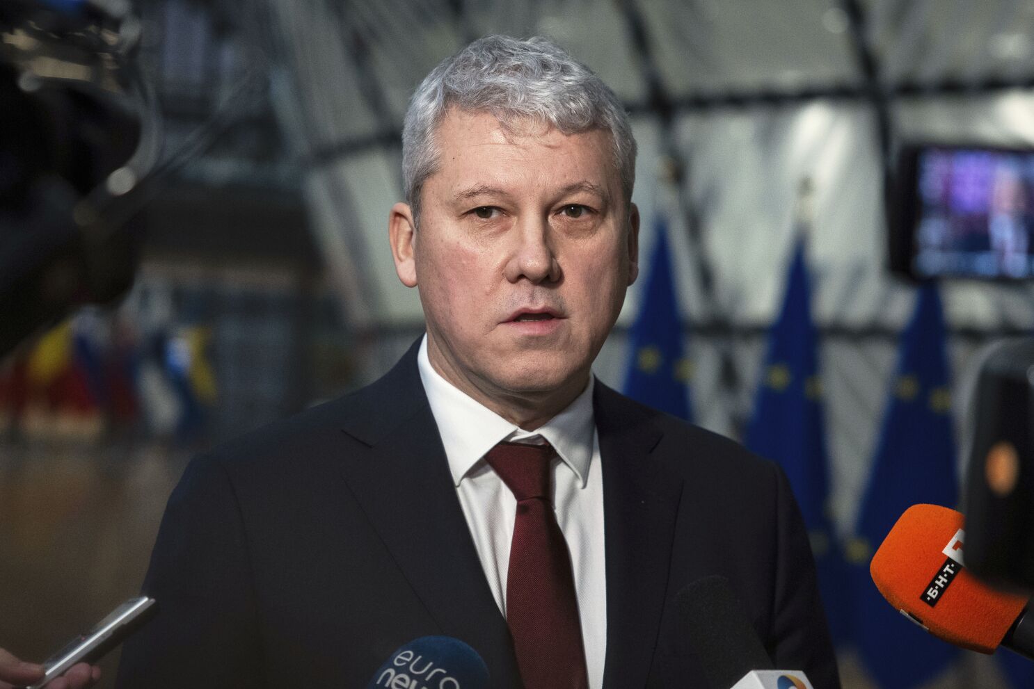Romania appoints an interim prime minister after the coalition's defeat in the presidential race