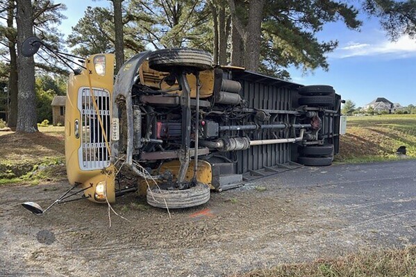 2 dead after 18-wheeler goes wrong way, crashes into 3 cars in Royse City,  police say