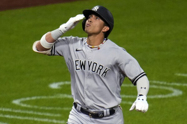 The rookie comes through! Oswaldo Cabrera homers to give the Yankees the  lead! 