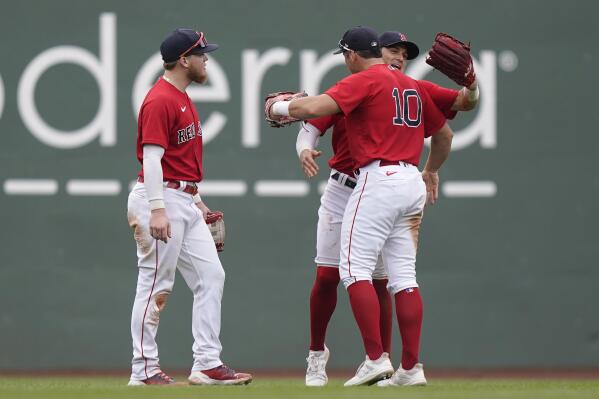 Red Sox score 5 runs in 8th inning, rally past Yankees 5-4