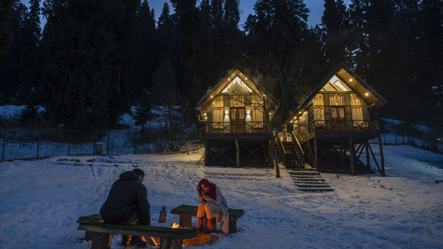 СНИМКИ AP: В идиличната „страхотна зима“ на Кашмир студът добавя чар, но животът е предизвикателство за местните