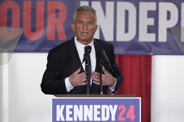 El candidato presidencial independiente estadounidense Robert F. Kennedy Jr. en un evento de campaña en Filadelfia el 23 de octubre de 2023. (Foto AP/Matt Rourke)