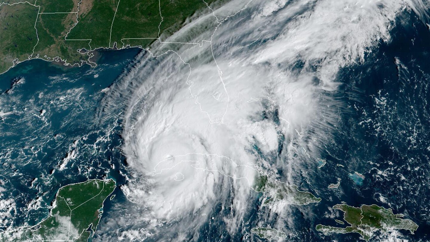 Прогнозите на американския център за тропически бури навлизат във вътрешността на страната, където щетите могат да надминат бреговете