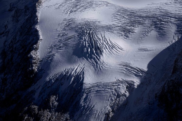 Льодовик Зульценауфернер видно з літака поблизу Інсбрука, Австрія, у понеділок, 25 вересня 2023 р. Тріщини в Зульценауфернер утворюють місце, де лід перетікає через нерівності землі під ним.  (AP Photo/Matthias Schrader)