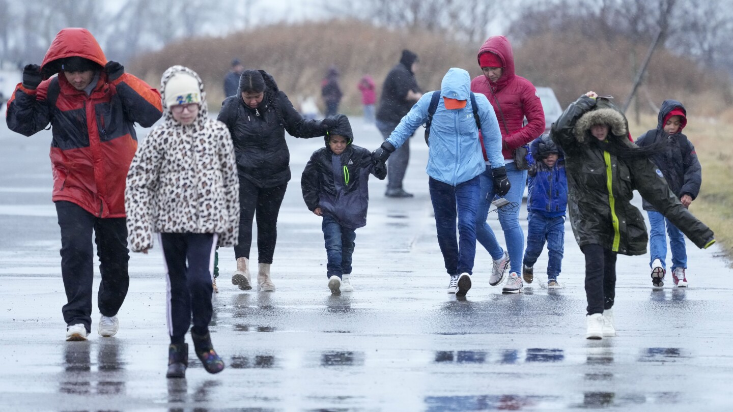 Мигранти в Ню Йорк бяха временно настанени в местно училище по време на буря. Училището не е закрито