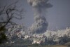 Rook stijgt op na Israëlische luchtaanvallen in de Gazastrook, gezien vanuit Zuid-Israël, maandag 23 oktober 2023.  (AP-foto/Ariel Shalit)